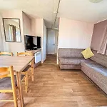 10 Berth Caravan For Hire At Seawick Holiday Park In Essex Ref 27102Sw