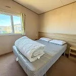 6 Berth Caravan For Hire With Wifi At Seawick Holiday Park In Essex Ref 27025Hv
