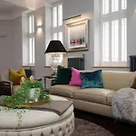 Cohost Partners Stylish Stay With King Bed And Luxury Tub