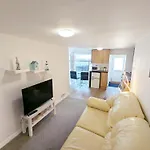 Harbour Steps - Torquay Luxury Apartment - Balcony, Free Parking, Netflix & Wifi