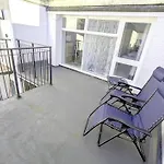 Harbour Steps - Torquay Luxury Apartment - Balcony, Free Parking, Netflix & Wifi
