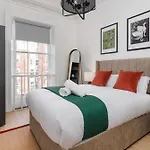 Flatzy - City Centre Mansion 2, Sleeps 22, 4 Baths