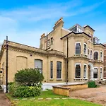 Victorian Villa Apartment - Free Parking
