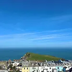 Combe Hill Flat - Parking & Seaview