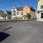 Combe Hill Flat - Parking & Seaview