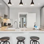 'Brighton Heights' Premium Central 2 Bedroom Flat By The Sea