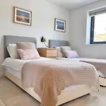 Kerensa Beautiful 3 Bed Townhouse With Parking