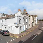 Stunning 1 Bedroom House Central Terminus Road