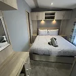 Golden Palm Resort - Palm Grove Lodge 1, Hot Tub, Wifi & Pet Friendly - Meadow Lakes Caravan & Lodge Hire