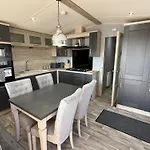 Golden Palm Resort - Palm Grove Lodge 1, Hot Tub, Wifi & Pet Friendly - Meadow Lakes Caravan & Lodge Hire