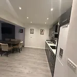 Amazing 10 Bed Apt On Mathew Street Sleeps 18