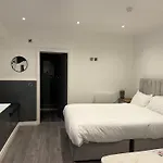 Amazing 10 Bed Apt On Mathew Street Sleeps 18