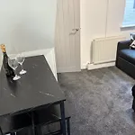 Spacious House - Contractors And Groups Welcome!