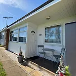 Signature, Scratby - Two Bed Chalet, Sleeps 7, Free Wi-Fi, Bed Linen And Towels Included, Pets Welcome And Onsite Entertainment Available