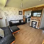 Signature, Scratby - Two Bed Chalet, Sleeps 7, Free Wi-Fi, Bed Linen And Towels Included, Pets Welcome And Onsite Entertainment Available