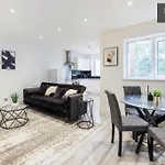 Modern & Cozy 1Br City Centre Nr The Beach, High St & Adventure Island By Luxiety Stays