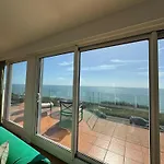 Incredible Panoramic Sea View 2 Bedroom Sleeps 4 People! - Free Parking - The Best Beach! - Great Location - Fast Wifi - Smart Tv - Newly Decorated - Sleeps Up To 3! Close To Bournemouth & Poole Town Centre & Sandbanks