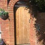 Cozy Guest Suite With Private Entrance And Shower Room In Charming Deal, Kent