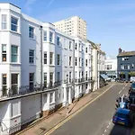 Beautiful 2 Bed Property With Parking By The Sea