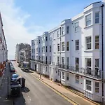 Beautiful 2 Bed Property With Parking By The Sea