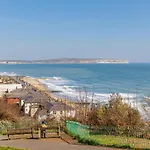Grand Garden Apartment - The Old Vicarage - Duplex Residence, Breathtaking Sea Views Over Shanklin Bay - Shanklin Old Village, Fantastic Family Getaway!