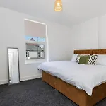 Contractor-Friendly 4-Bed 2-Bath Apartment, Fast Wifi, Central Redcar