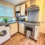 Pet Friendly, Luxury Caravan For Hire In Suffolk By The Beach Ref 32203Og
