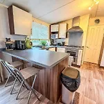 Pet Friendly, Luxury Caravan For Hire In Suffolk By The Beach Ref 32203Og