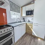 Beautiful Caravan With Decking At Azure Seas In Suffolk, Sleeps 6 Ref 32004Az