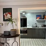 Private Main Door Lovely 2 Bedroom Apartment