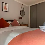 Private Main Door Lovely 2 Bedroom Apartment
