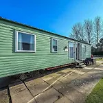 Lovely 6 Berth Caravan At Southview Holiday Park Ref 33032Cl