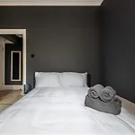 Modern 2-Bedroom 30 Seconds To Seafront