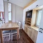 Lovely 6 Berth Caravan At Caldecott Hall Country Park, Norfolk Ref 91010C