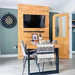 Steel Town Lodge - Comfy Home In Port Talbot With Hot Tub & Dart Board
