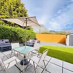 Steel Town Lodge - Comfy Home In Port Talbot With Hot Tub & Dart Board