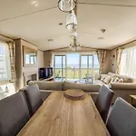 Luxury Lodge With Stunning Full Sea Views At Hopton Ref 80010W