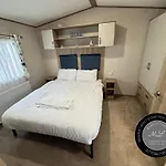 Palm Grove 182 - Pet Friendly, Wifi, Close To Beach And Clubhouse - Golden Palm Resort - Meadow Lakes Caravan & Lodge Hire