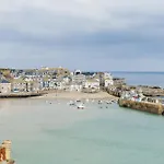 Carbis Bay - Luxury 3 Bed Penthouse Apartment With Sea Views Parking Sauna Balcony