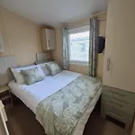 Meadow Lakes 64, Pet Friendly , Wifi & Bed Linen - Golden Palm Resort - Meadow Lakes Caravan & Lodge Hire