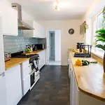 Beautiful 6-Bedroom House For Group Stays