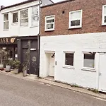 2 Bedroom, Brighton Central Apartment