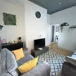 Dwell Living Stylish 4Bd Home