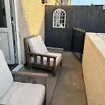 2 Bedroom House Close To City Centre With Gated Driveway