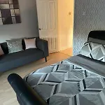 2 Bedroom House Close To City Centre With Gated Driveway