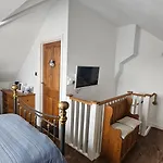 Relaxing Attic Room With En-Suite Jacuzzi Bath
