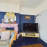 2 Bed Apartment- Leigh Broadway