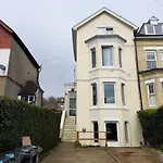 Modern 1-Bed Flat In Dover