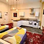 Castle Lodge Guest House 86-88 Sheil Rd L6 3Af