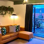 The Gallery - Town Centre - Beach 5 Minute Walk - Superfast Wifi - Outdoor Terrace - Sleeps Up To 6 - Netflix - Contractor Friendly - Short & Long Stays - Coffee Machine